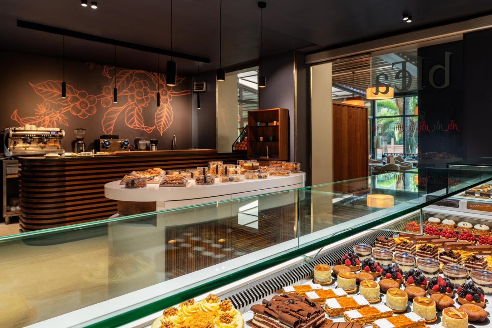 イヴェルナージュ ホテル アンド スパ マラケシュ エクステリア 写真 The interior of a Starbucks Reserve store in Milan, Italy
